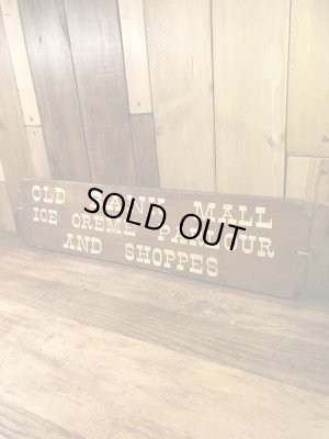 アイスクリームショップのアンティークのウッド製サインボード