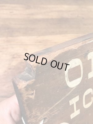 アイスクリームショップのアンティークのウッド製サインボード