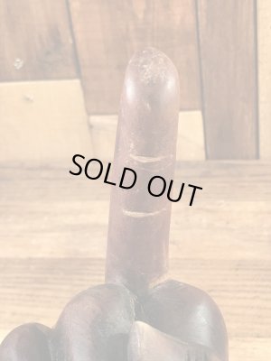 ファックサインの木彫りの70年代ビンテージ置物