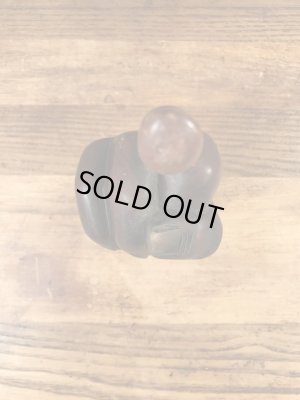 ファックサインの木彫りの70年代ビンテージ置物