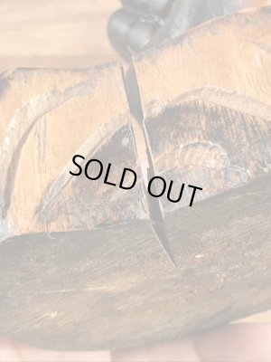 ピースサインの木彫りの70’sヴィンテージアシュトレイ