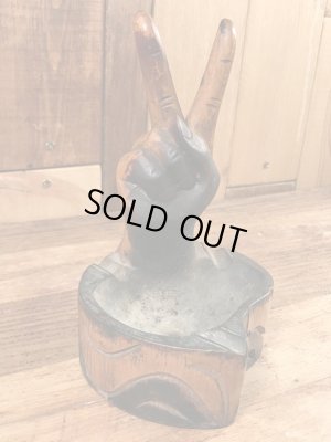 ピースサインの木彫りの70年代ビンテージ灰皿