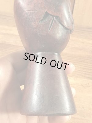 ファックサインの木彫りの70年代ビンテージ置物