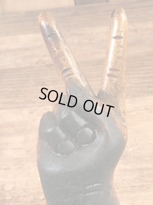 ピースサインの木彫りの70年代ビンテージ灰皿