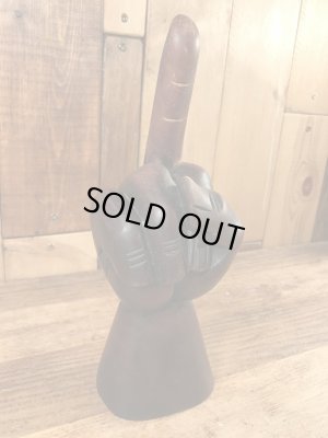 ファックサインの木彫りの70年代ビンテージ置物