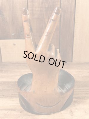 ピースサインの木彫りの70’sヴィンテージアシュトレイ