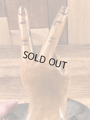 ピースサインの木彫りの70年代ビンテージ灰皿