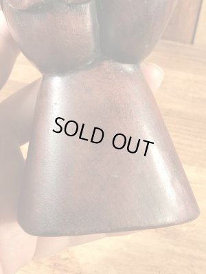 ファックサインの木彫りの70年代ビンテージ置物