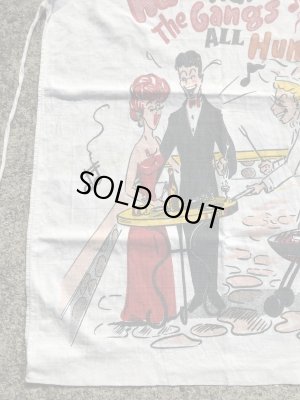 Hail Hail The Gangs All Hungryのメッセージが書かれたバーベキュー用の50年代ビンテージエプロン