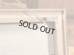 ルアーのポッパーが額縁に付いている50年代〜ビンテージ壁掛け