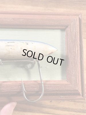 トップウォーターのルアーが額縁に入っている50’s〜ヴィンテージ壁掛け