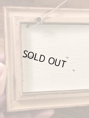 トップウォーターのルアーが額縁に入っている50’s〜ヴィンテージ壁掛け