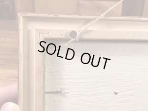 トップウォーターのルアーが額縁に入っている50’s〜ヴィンテージ壁掛け