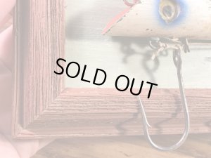 トップウォーターのルアーが額縁に入っている50’s〜ヴィンテージ壁掛け