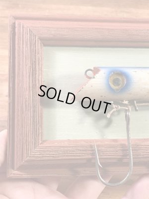 ルアーのポッパーが額縁に付いている50年代〜ビンテージ壁掛け