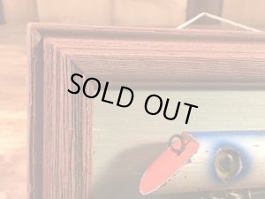 トップウォーターのルアーが額縁に入っている50’s〜ヴィンテージ壁掛け