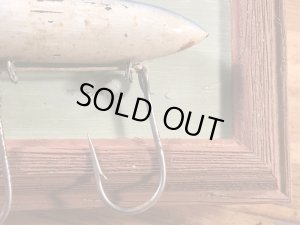 ルアーのポッパーが額縁に付いている50年代〜ビンテージ壁掛け