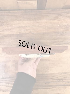 トップウォーターのルアーが額縁に入っている50’s〜ヴィンテージ壁掛け