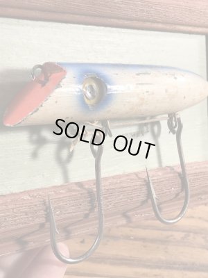 ルアーのポッパーが額縁に付いている50年代〜ビンテージ壁掛け