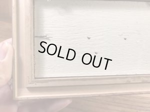 トップウォーターのルアーが額縁に入っている50’s〜ヴィンテージ壁掛け