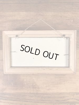 トップウォーターのルアーが額縁に入っている50’s〜ヴィンテージ壁掛け