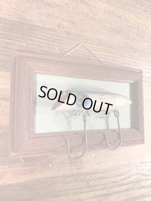 ルアーのポッパーが額縁に付いている50年代〜ビンテージ壁掛け