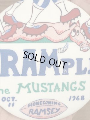 ハイスクール物のフットボールイベントの60年代ビンテージ缶バッジ