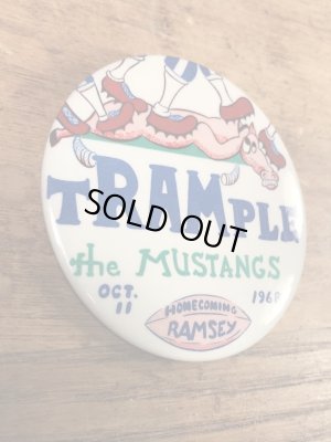 ハイスクール物のフットボールイベントの60年代ビンテージ缶バッジ