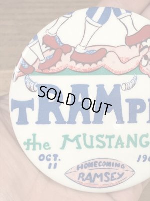 ハイスクール物のフットボールイベントの60年代ビンテージ缶バッジ