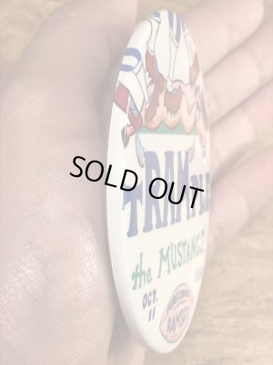 ハイスクール物のフットボールイベントの60年代ビンテージ缶バッジ