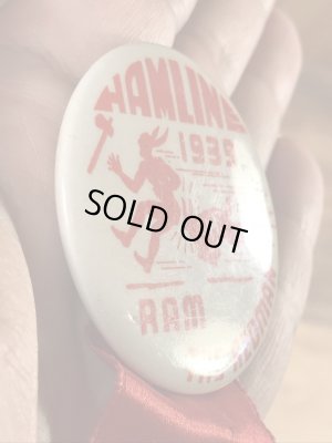 ユニバーシティ物のフットボールイベントの30年代ビンテージ缶バッジ