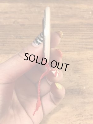 ユニバーシティ物のフットボールイベントの30年代ビンテージ缶バッジ