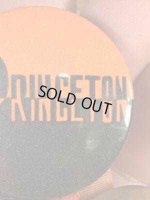 ユニバーシティ物のフットボールイベントの40’sヴィンテージ缶バッチ