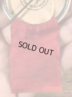 ユニバーシティ物のフットボールイベントの30’sヴィンテージ缶バッチ