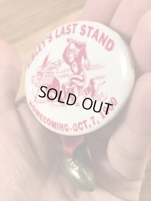 カレッジ物のフットボールイベントの60年代ビンテージ缶バッジ