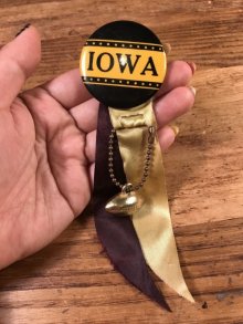 他の写真3: “Iowa” Foot Ball College Pin Back　カレッジ　ビンテージ　缶バッジ　フットボール　50〜60年代