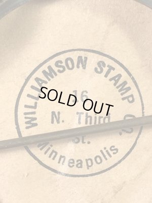 ユニバーシティ物のフットボールイベントの30年代ビンテージ缶バッジ