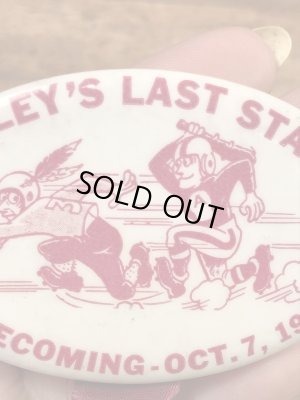 カレッジ物のフットボールイベントの60年代ビンテージ缶バッジ