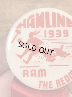 ユニバーシティ物のフットボールイベントの30年代ビンテージ缶バッジ