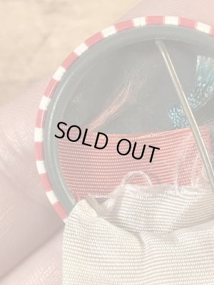 カレッジ物のフットボール大会の40年代ビンテージ缶バッジ