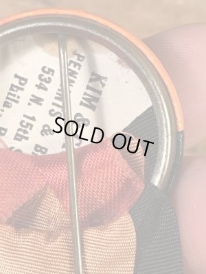 ユニバーシティ物のフットボールイベントの40’sヴィンテージ缶バッチ