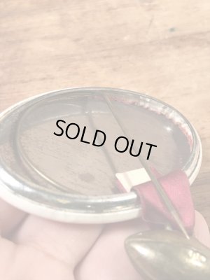 カレッジ物のフットボールイベントの60年代ビンテージ缶バッジ