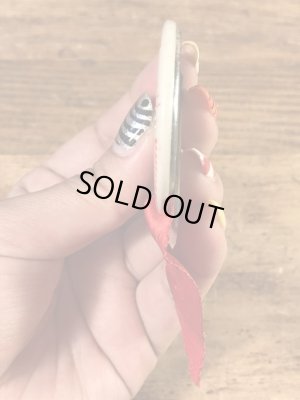 ユニバーシティ物のフットボールイベントの30年代ビンテージ缶バッジ