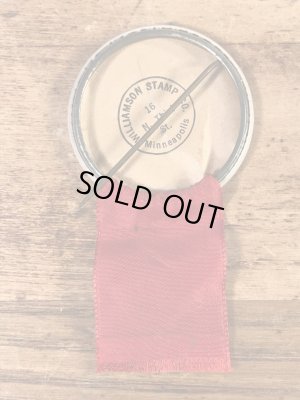 ユニバーシティ物のフットボールイベントの30’sヴィンテージ缶バッチ