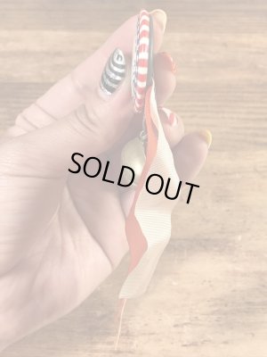 カレッジ物のフットボール大会の40年代ビンテージ缶バッジ