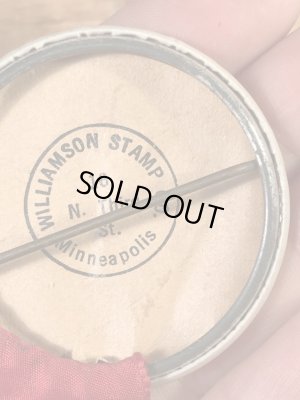 ユニバーシティ物のフットボールイベントの30年代ビンテージ缶バッジ