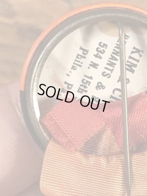 カレッジ物のフットボール大会の40年代ビンテージ缶バッジ