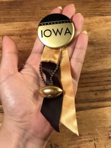 他の写真3: “Iowa” Foot Ball College Pin Back　カレッジ　ビンテージ　缶バッジ　フットボール　50〜60年代