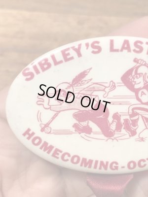 カレッジ物のフットボールイベントの60年代ビンテージ缶バッジ