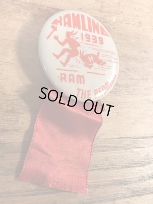 ユニバーシティ物のフットボールイベントの30年代ビンテージ缶バッジ